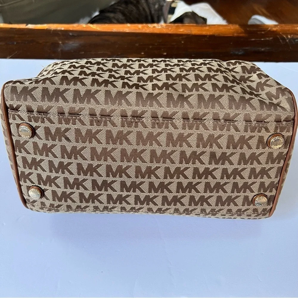 Michael Kors Bedford LG Duffle Satchel Bag in beige/ebony in excellent condition